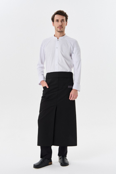 Фартук черный на поясе, со шлицей